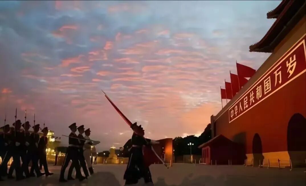 八一建军节 致敬最可爱的人，谢谢你们守护万家灯火！